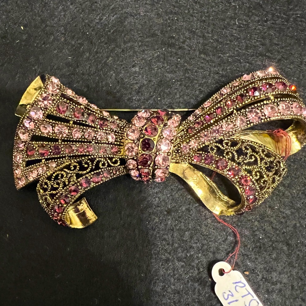 NWT Gold 💛💛 Brooch with pink and purple crystals. 💛💕💜